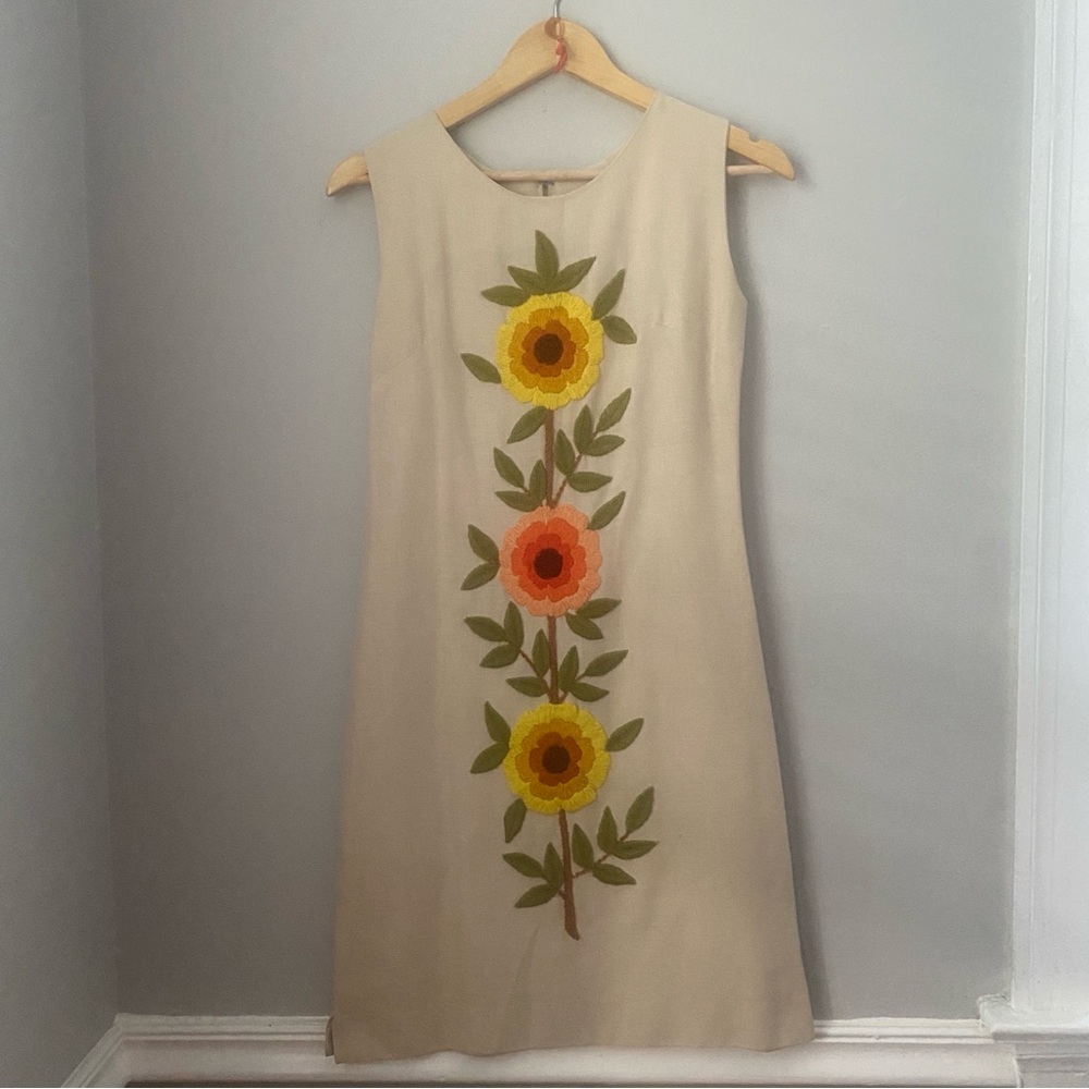 Vintage tan coral yellow flower power floral embroidered crewel sheath dress S - Picture 1 of 16